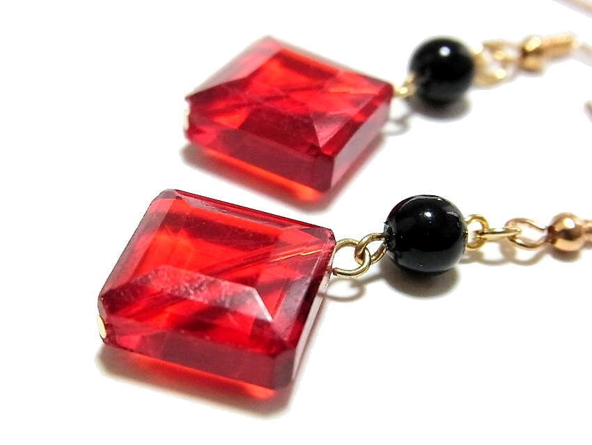 赤井さんイメージ 赤いガラスストーンのピアス『AG-01』