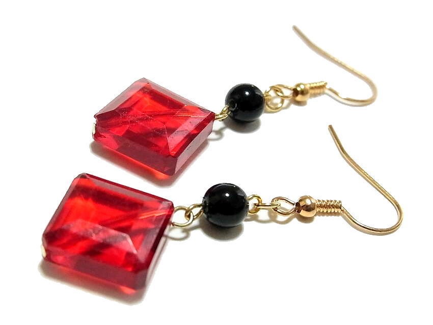 赤井さんイメージ 赤いガラスストーンのピアス『AG-01』