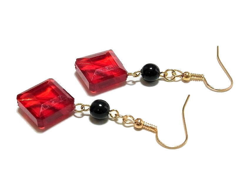 赤井さんイメージ 赤いガラスストーンのピアス『AG-01』