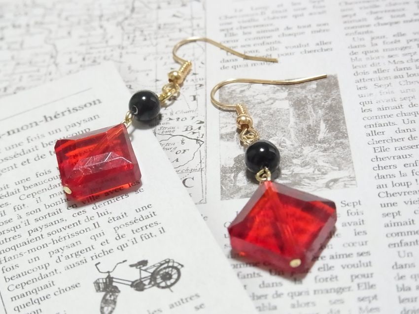 赤井さんイメージ 赤いガラスストーンのピアス『AG-01』