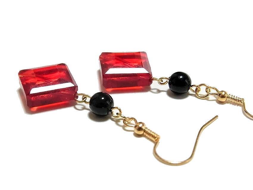 赤井さんイメージ 赤いガラスストーンのピアス『AG-01』