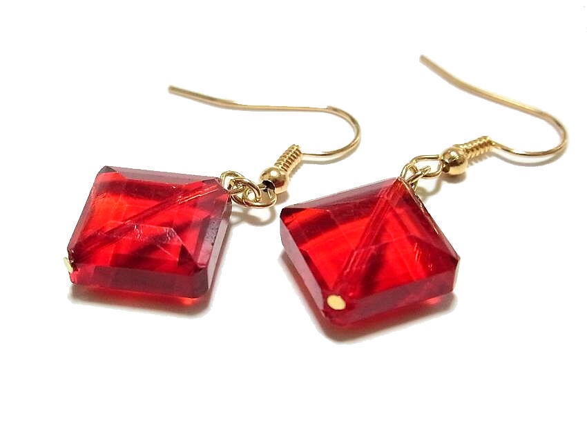 赤井さんイメージ　赤いガラスストーンのピアス『AG-02』
