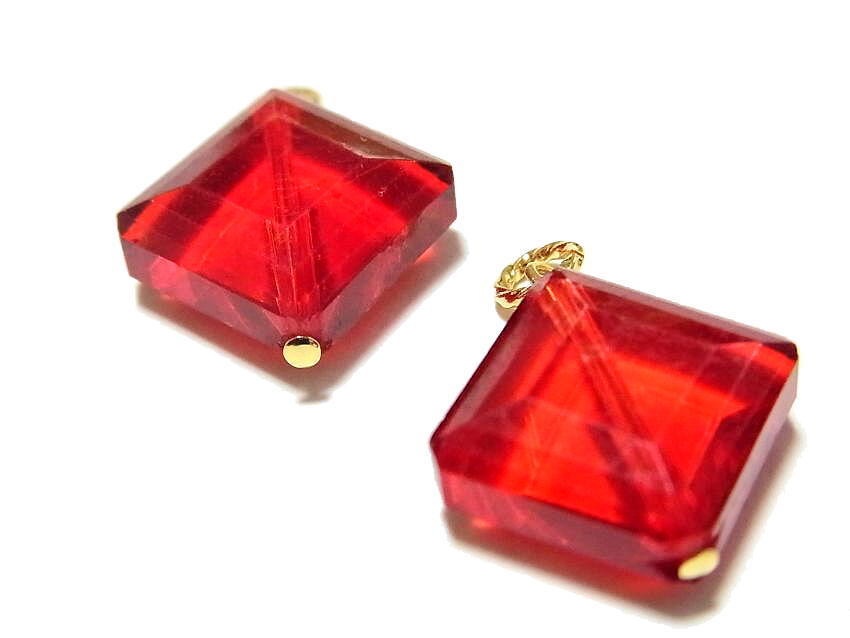 赤井さんイメージ 赤いガラスストーンのピアス『AG-03』