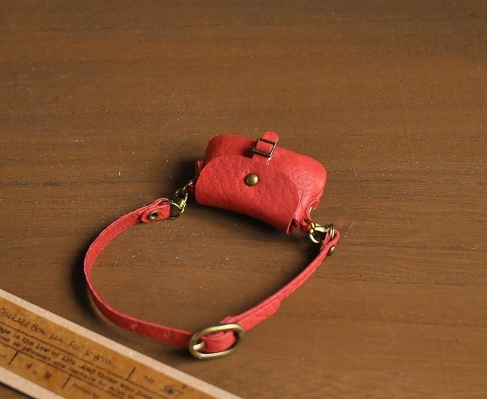 【廃盤レザーのため再販なしです(*ﾉｪﾉ)💦】ミニチュア マゼンタピンクのレザー フラップバッグ ショルダー ：オビツ ブライス ドール