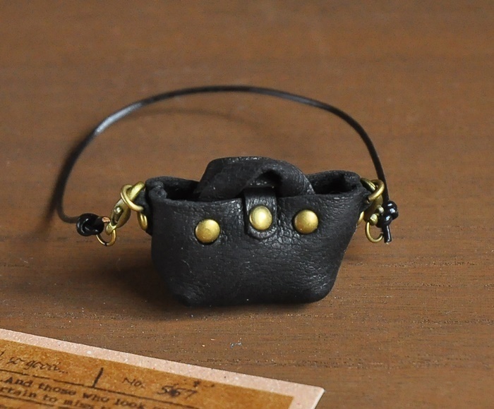 ミニチュア ブラックのレザー トートバッグ ショルダー ：オビツ ブライス ドール