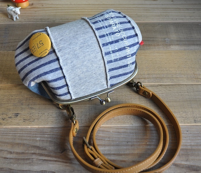 【ねんちゃんとおでかけ♪】がま口 スマホショルダー バッグ わふわふスマースニット+リユースデニム+黄色のブローチ /マリン調 ①