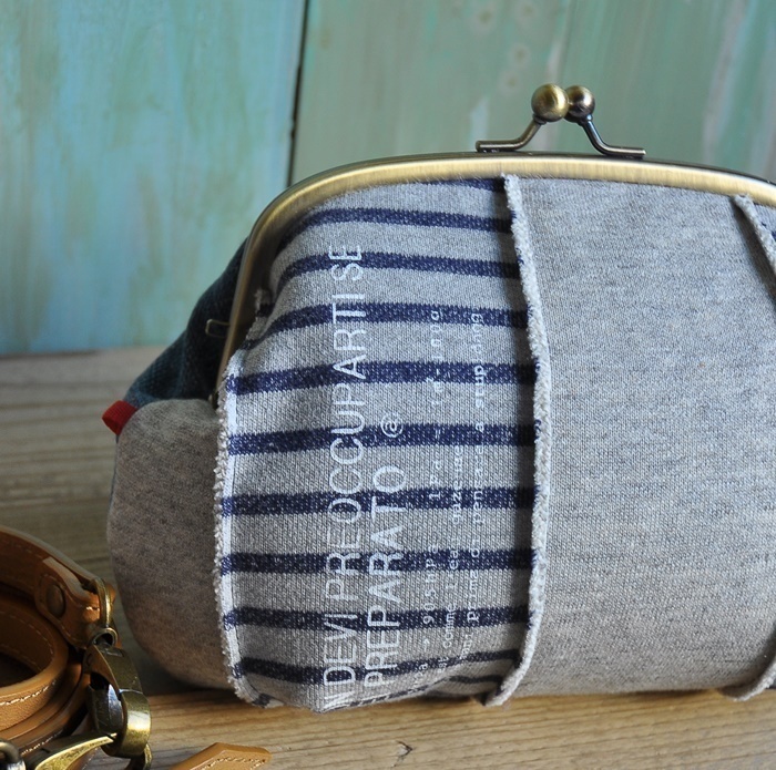 【ねんちゃんとおでかけ♪】がま口 スマホショルダー バッグ わふわふスマースニット+リユースデニム+黄色のブローチ /マリン調 ①