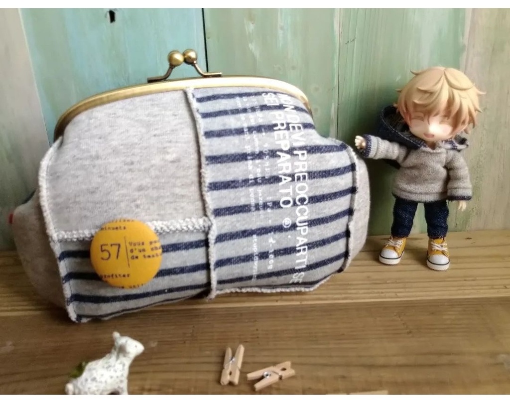 【ねんちゃんとおでかけ♪】がま口 スマホショルダー バッグ わふわふスマースニット+リユースデニム+黄色のブローチ /マリン調 ①