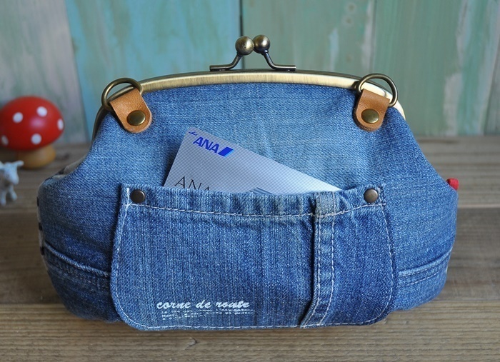 【ねんちゃんとおでかけ♪】がま口 スマホショルダー バッグ わふわふスマースニット+リユースデニム+黄色のブローチ /マリン調 ①