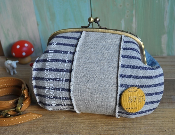 【ねんちゃんとおでかけ♪】がま口 スマホショルダー バッグ わふわふスマースニット+リユースデニム+黄色のブローチ /マリン調 ①