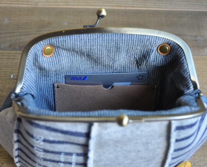 【ねんちゃんとおでかけ♪】がま口 スマホショルダー バッグ わふわふスマースニット+リユースデニム+黄色のブローチ /マリン調 ①