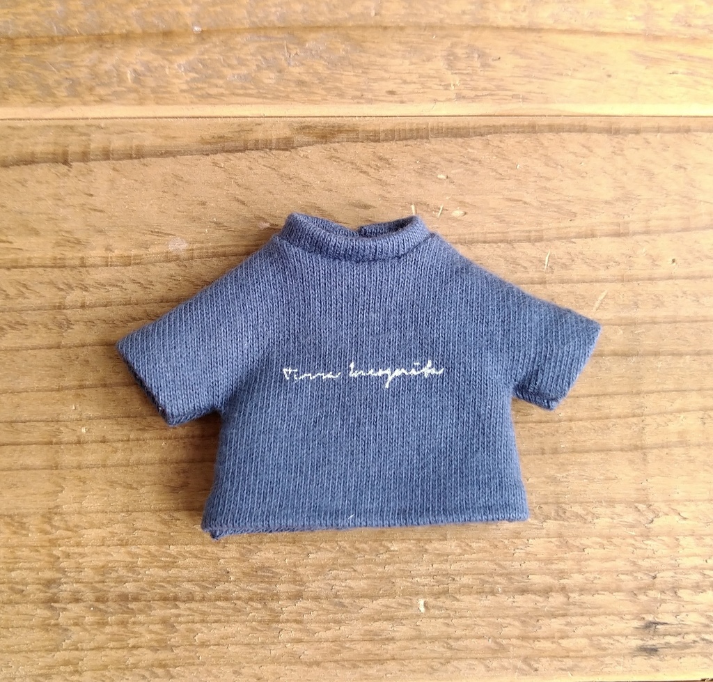 【セットアップ】デニムのルーズパンツ&ハンドプリントのロゴ T シャツ オビツ11 ob11 服 ねんどろいど