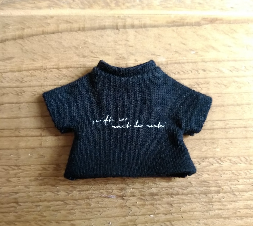 黒色 シルクスクリーンプリント(手刷り)のロゴＴシャツ オビツろいど　ob11 ねんどろい ドール 服