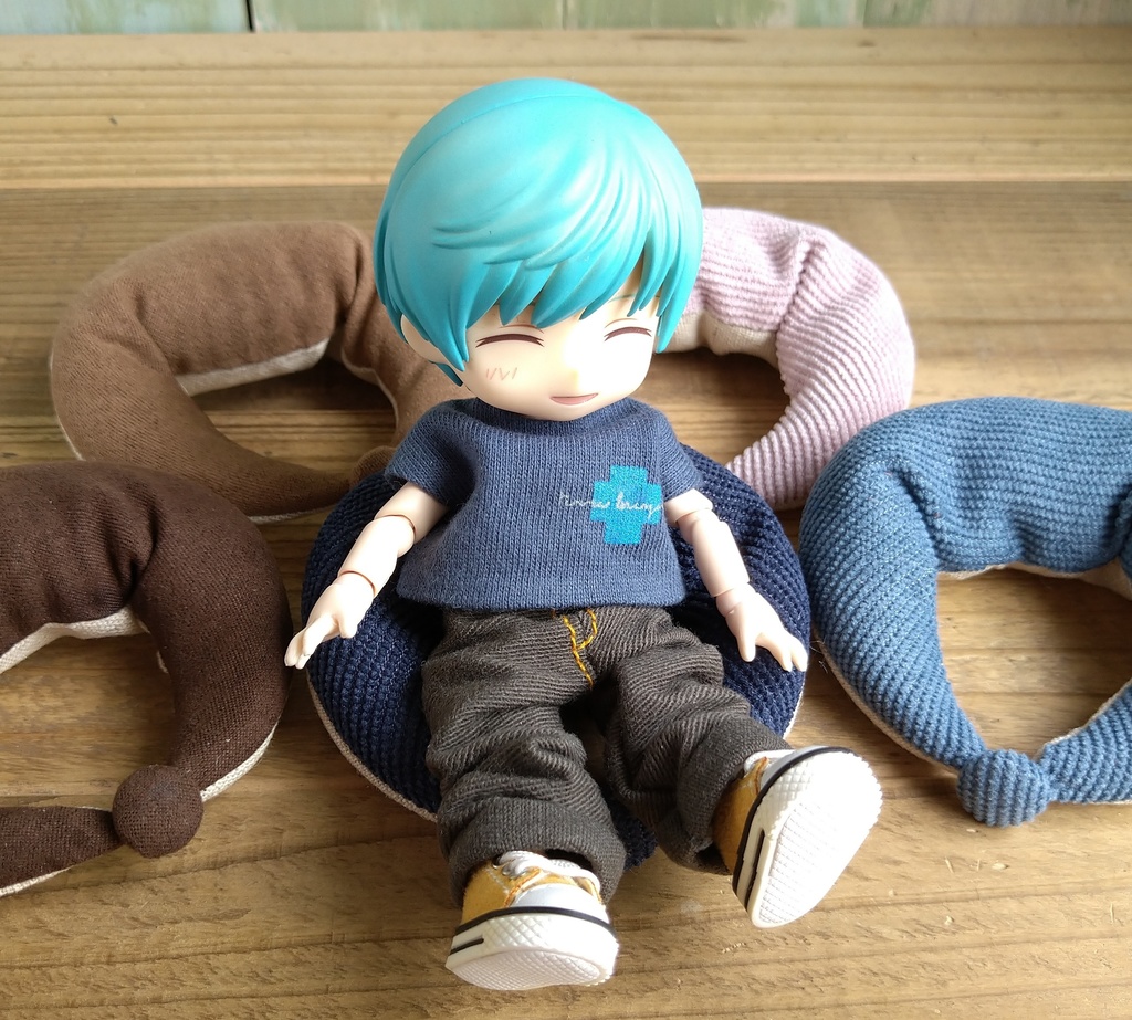 スウェード生地 クロワッサンみたいなかたちのおすわりクッション 2色 ob11 ねんどろいど 1/12ドール洋服