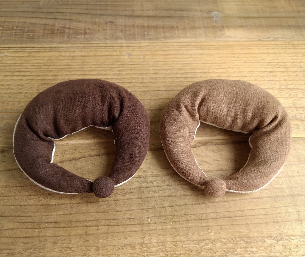 スウェード生地 クロワッサンみたいなかたちのおすわりクッション 2色 ob11 ねんどろいど 1/12ドール洋服