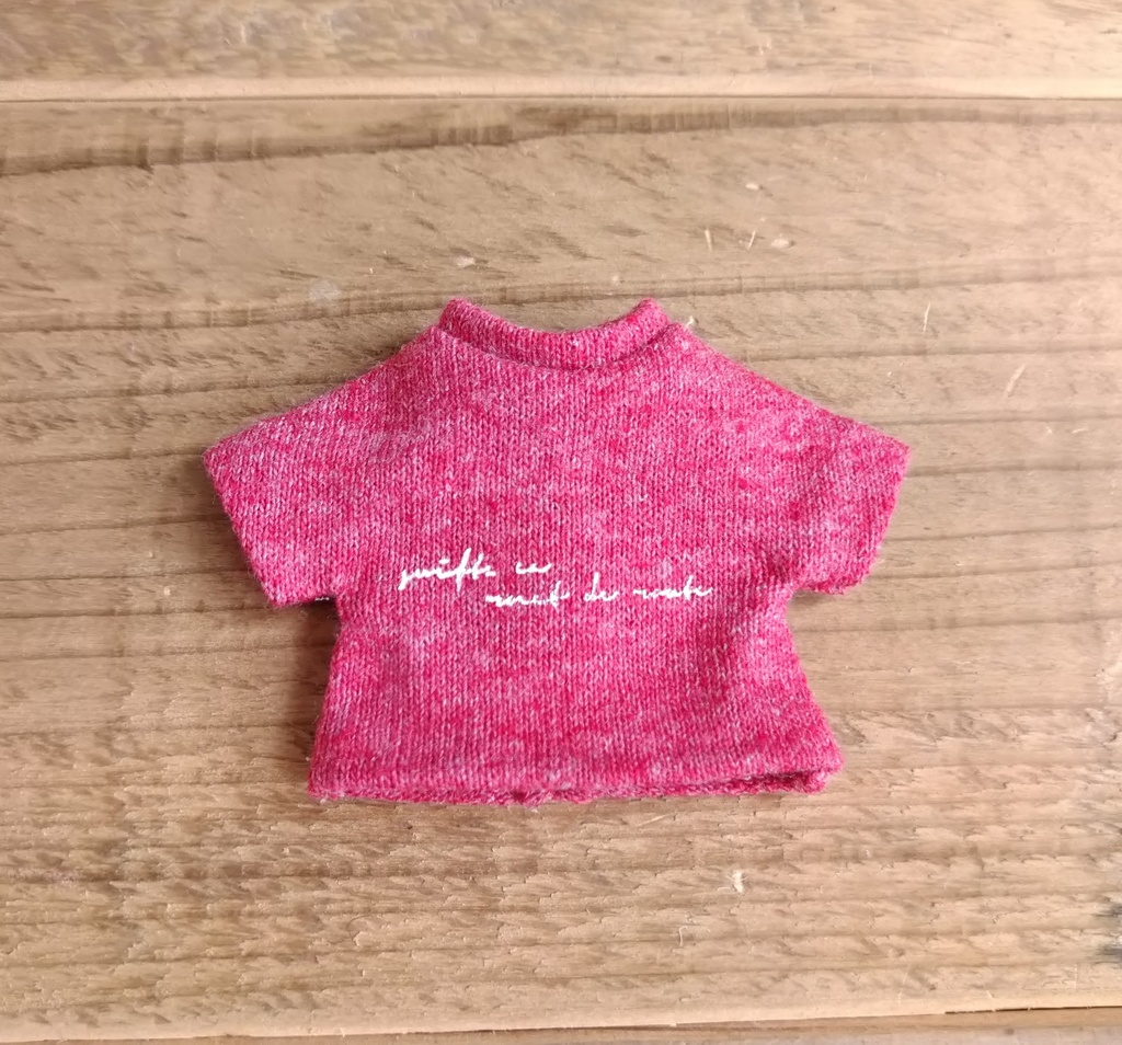 カーディナルレッド シルクスクリーンプリント(手刷り)のロゴTシャツ オビツろいど ob11 ねんどろい ドール 服