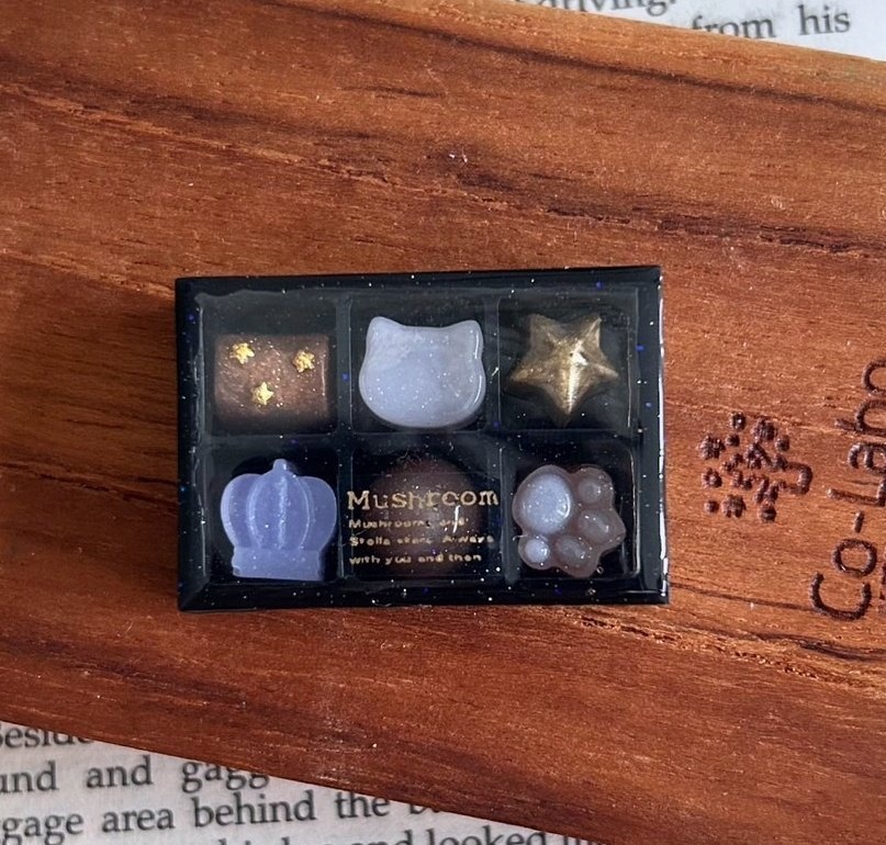 1点限り  おかしぼっくす②チョコレート６個入り  宇宙レジン チョコレートボックス＞