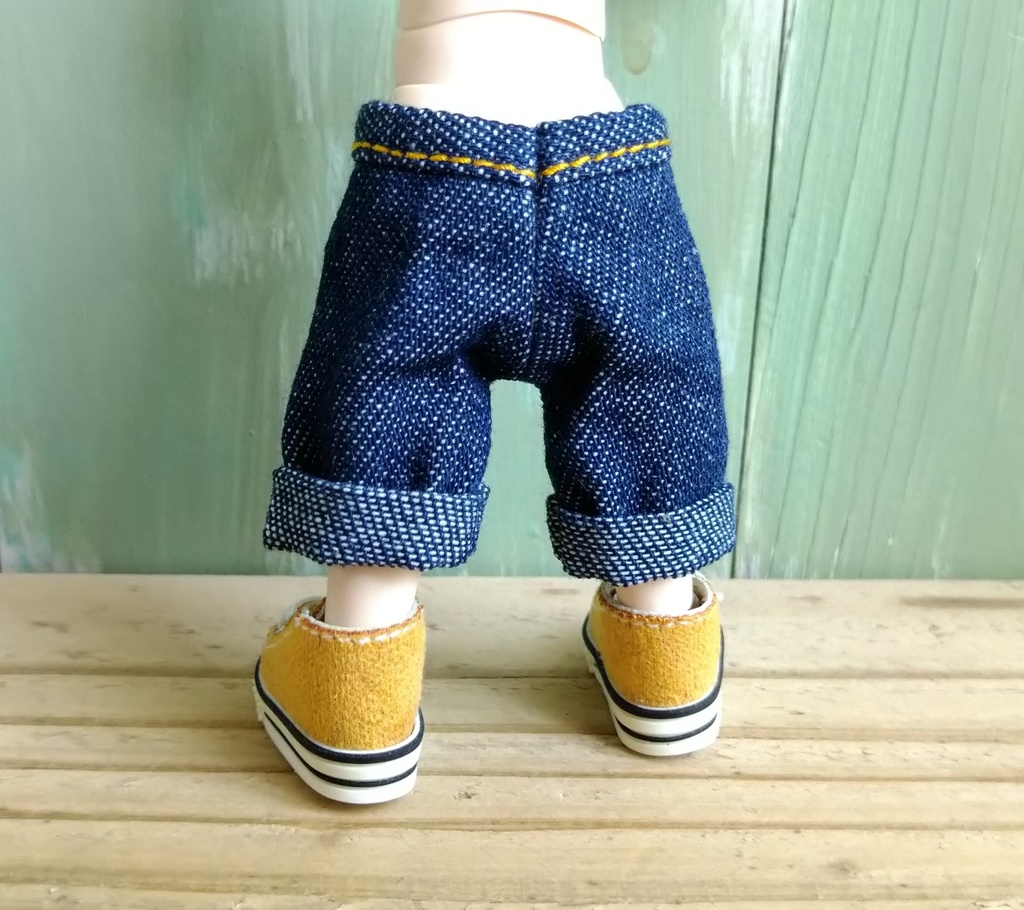 ダークネイビーのデニム  ロールアップハーフパンツ　服　ねんどろいど オビツ１１ OB11