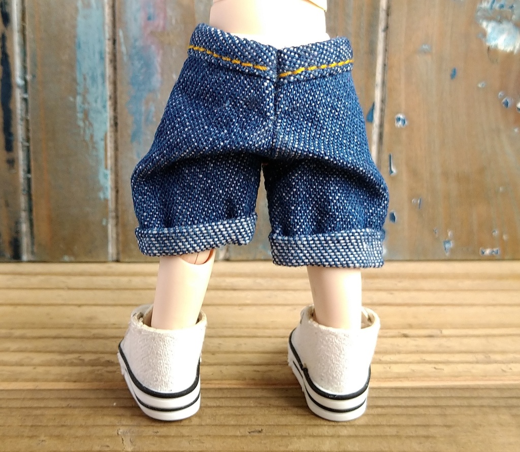 ライトネイビーのデニム  ロールアップハーフパンツ　服　ねんどろいど オビツ１１ OB11