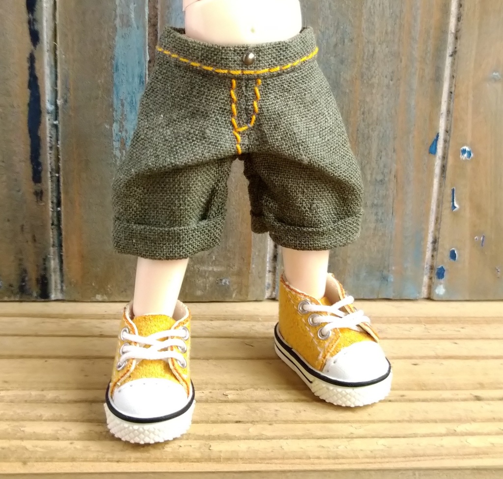 カーキ色リネン  ロールアップハーフパンツ　服　ねんどろいど オビツ１１ OB11