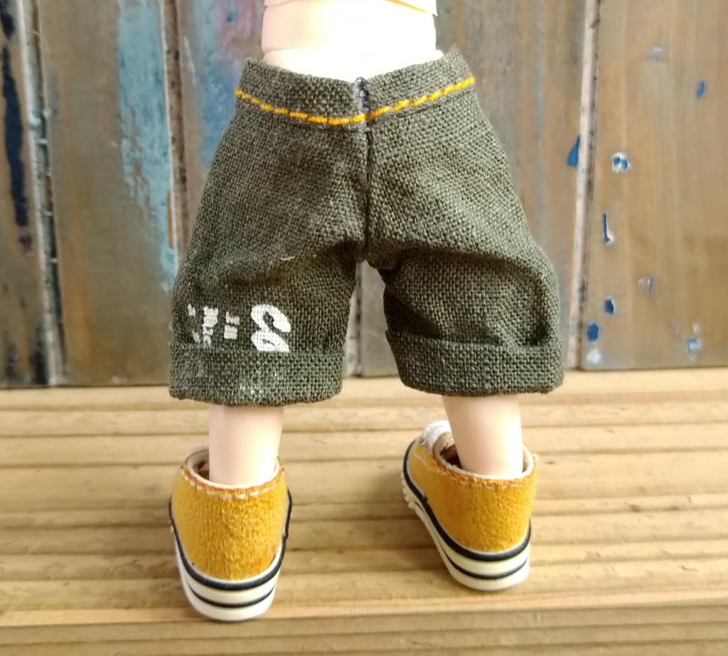 カーキ色リネン  ロールアップハーフパンツ　服　ねんどろいど オビツ１１ OB11