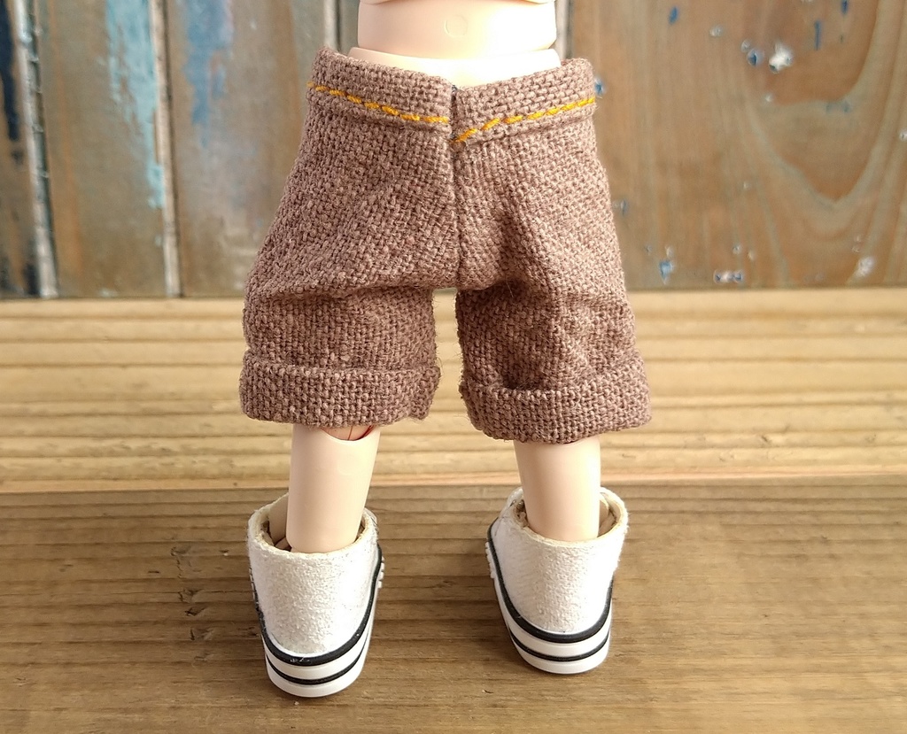 淡いブラウンの太糸ハーフリネン  ロールアップハーフパンツ　服　ねんどろいど オビツ１１ OB11