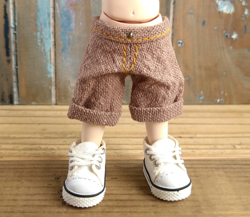 淡いブラウンの太糸ハーフリネン  ロールアップハーフパンツ　服　ねんどろいど オビツ１１ OB11