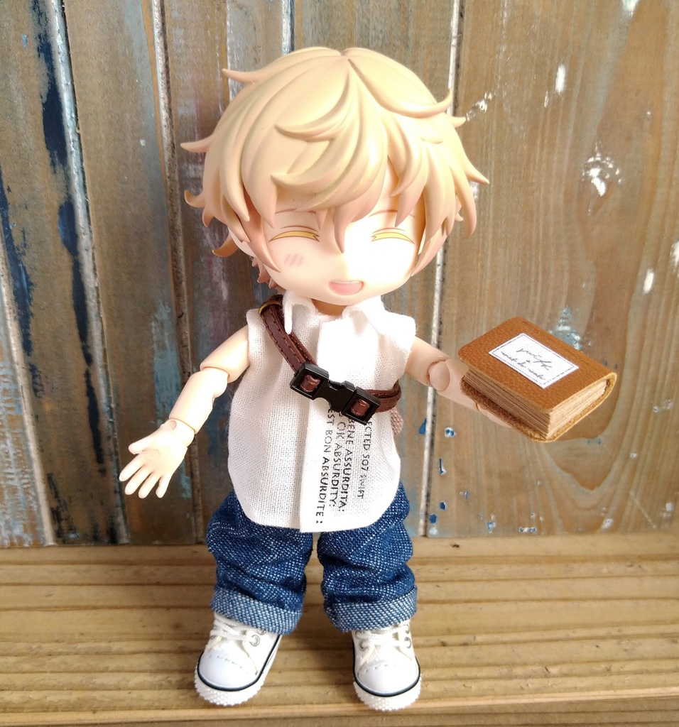 【１点限り】キノコを抱っこしている小さなうさぎのぬいぐるみ＋本  の小物セット   斜め掛けできるショルダーストラップ付き ねんどろいどどーる オビツろいど ブライスさん のおともだちに