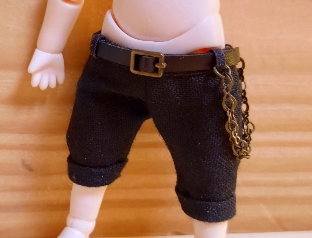 【ねんどろいど用】 ロールアップのハーフパンツ ：レザーベルト＋サイドチェーン