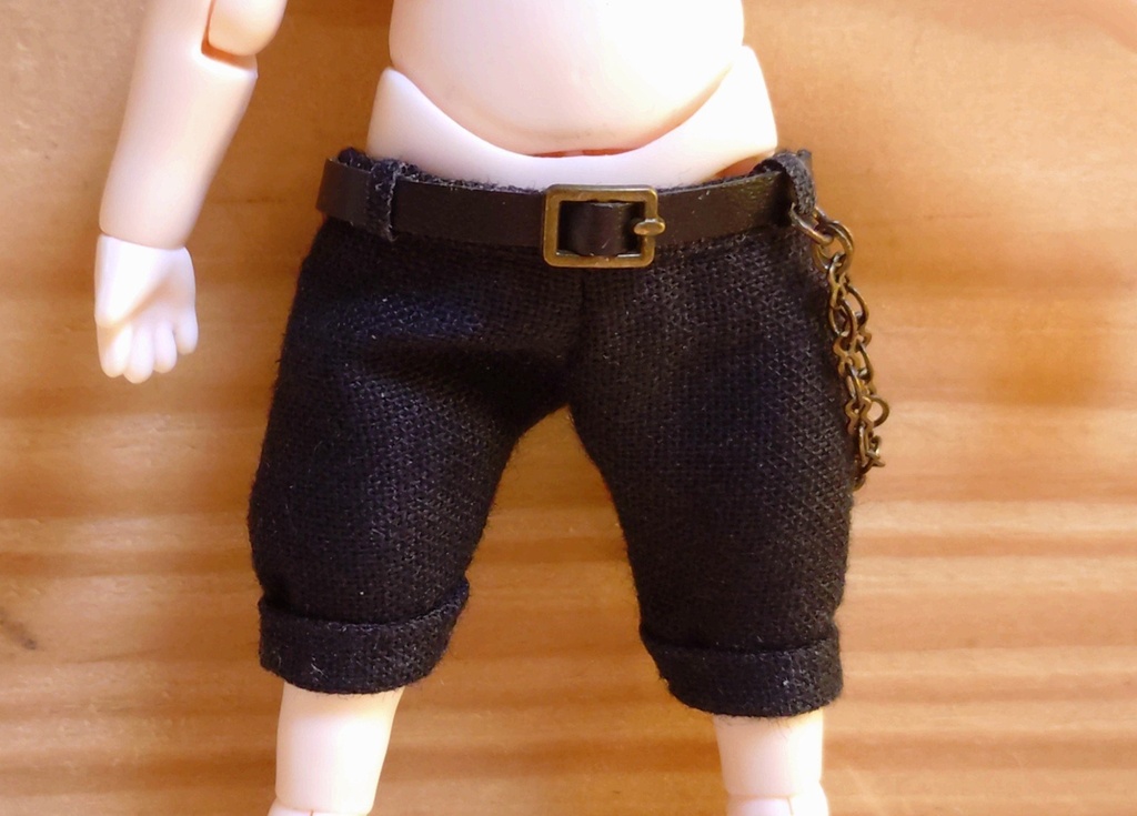【ねんどろいど用】 ロールアップのハーフパンツ ：レザーベルト＋サイドチェーン