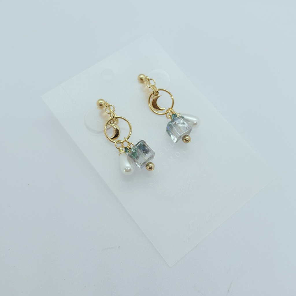 【12月誕生石:ブルージルコン】Blue Quartz Cube ― 箱庭の記憶片 ― (イヤリング/ピアス/イヤーカフ)081