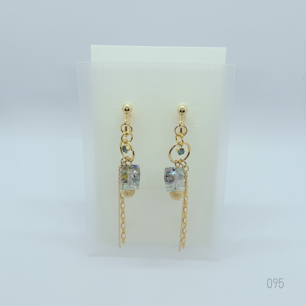 未来の入口の青 《12月誕生石:ブルージルコン》 (イヤリング/ピアス/イヤーカフ)095