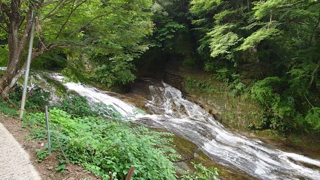 滝上流の水音 – 緑に包まれた渓流のせせらぎ