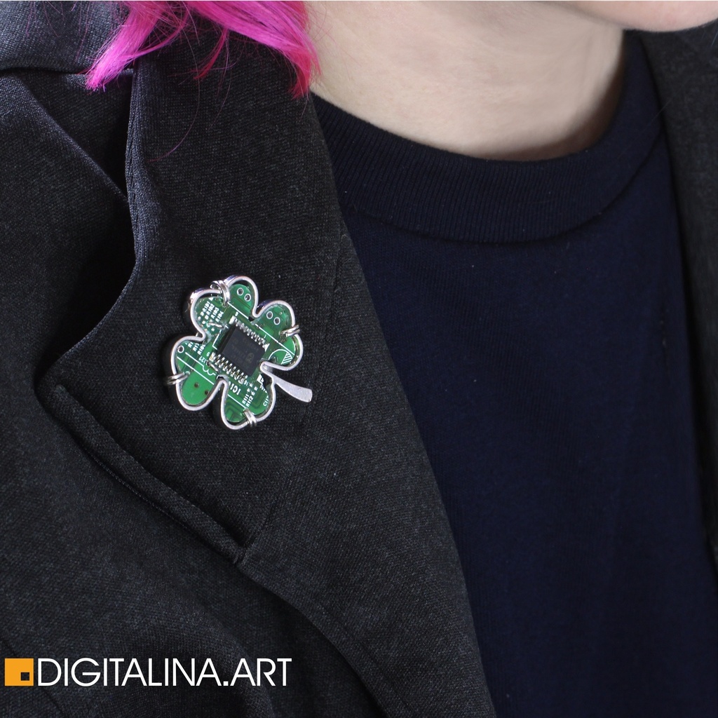 「四つ葉のサイバークローバー」ブローチ