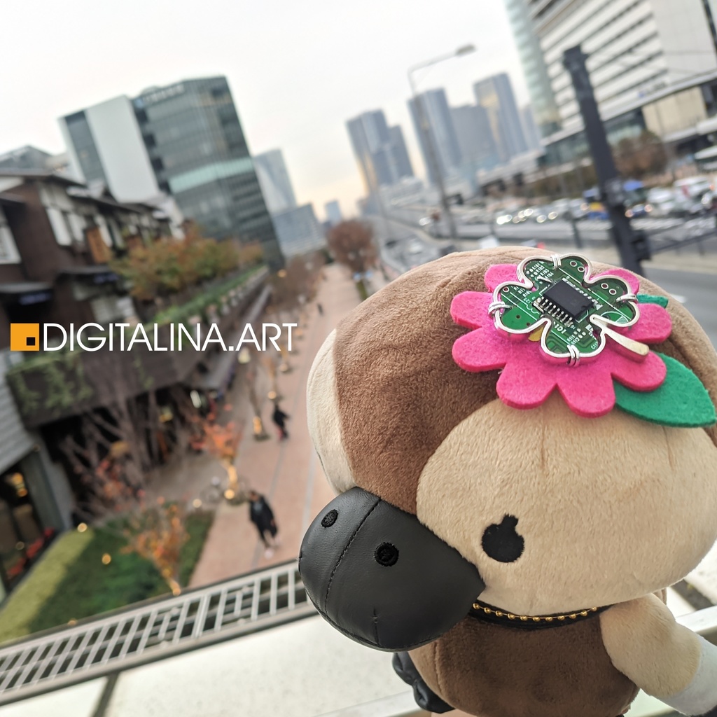 「四つ葉のサイバークローバー」ブローチ