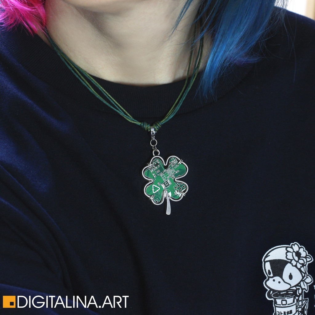 「四葉のサイバークローバー」ペンダント