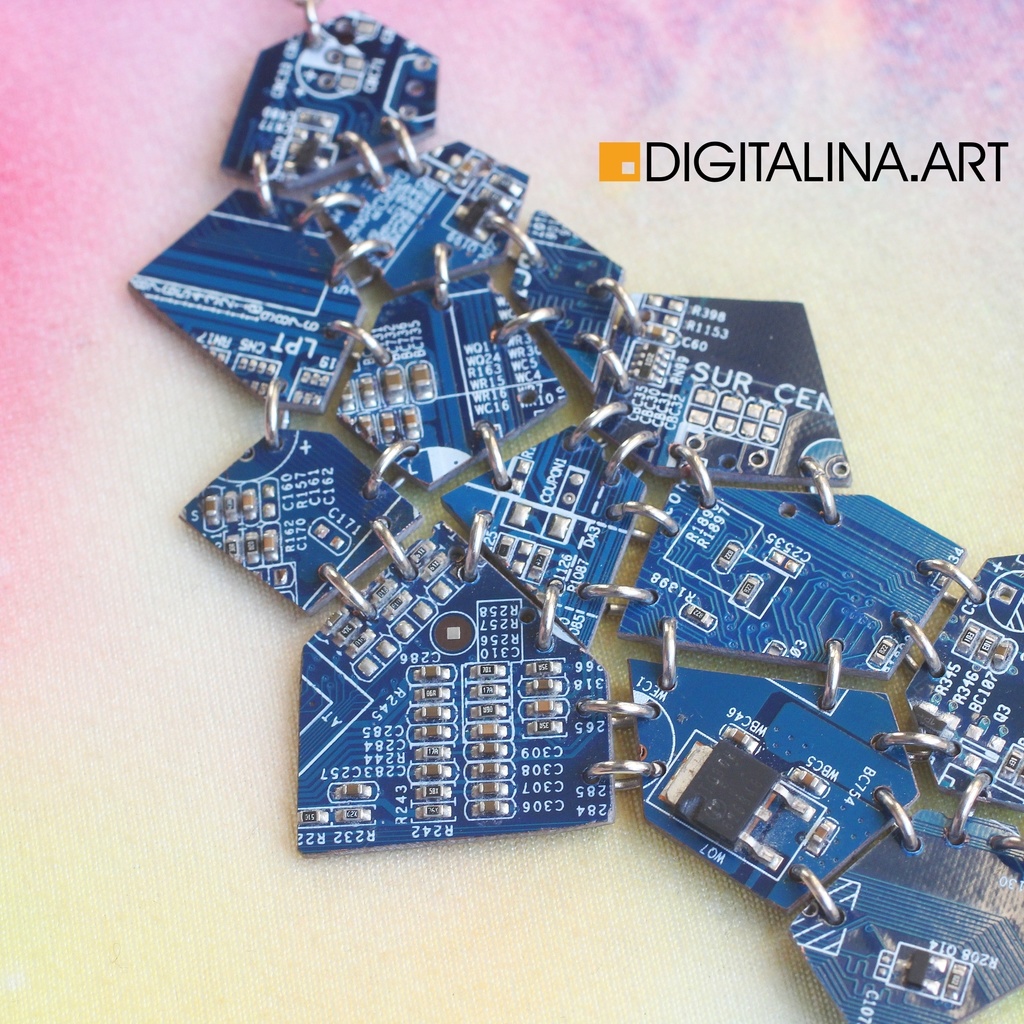 「サイバー破片」ネックレスは