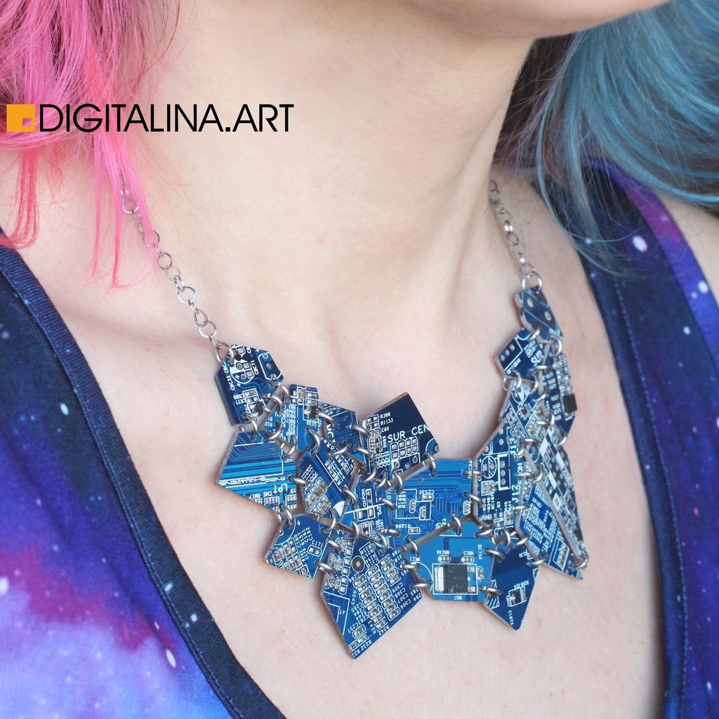 「サイバー破片」ネックレスは