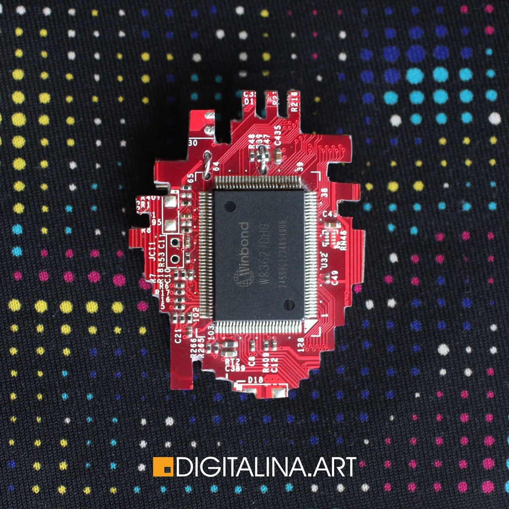 "Anatomic pixel heart" ブローチ