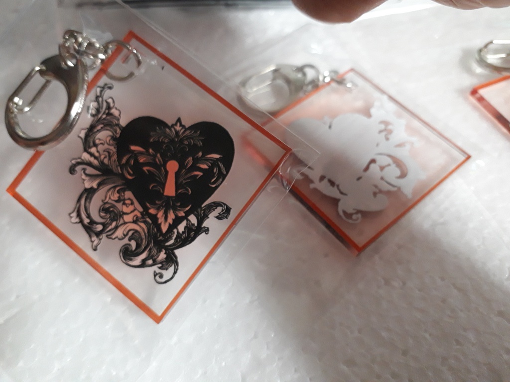 ハートのアクリルキーホルダー