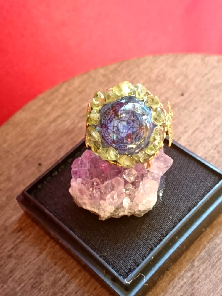 魔法陣を抱く蒼い目リング
