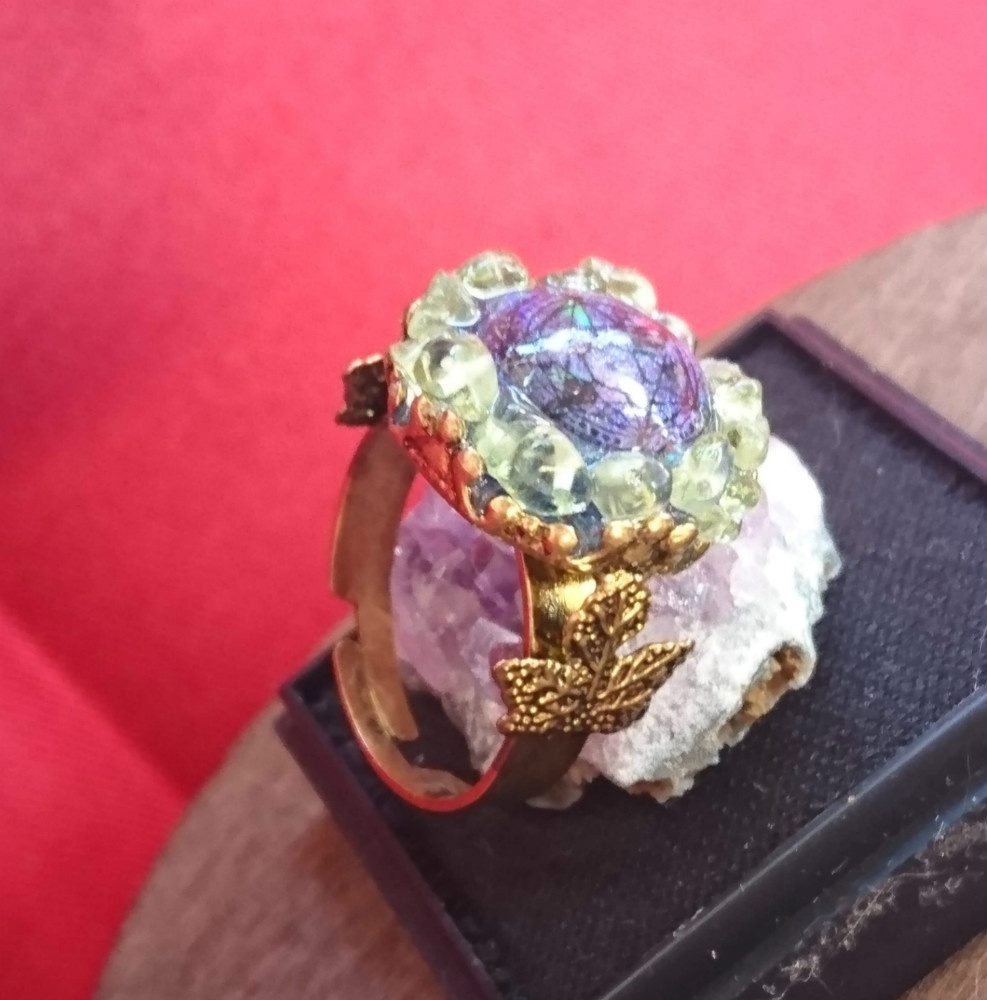 魔法陣を抱く蒼い目リング