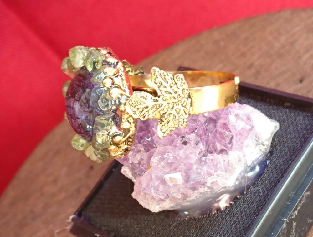 魔法陣を抱く蒼い目リング