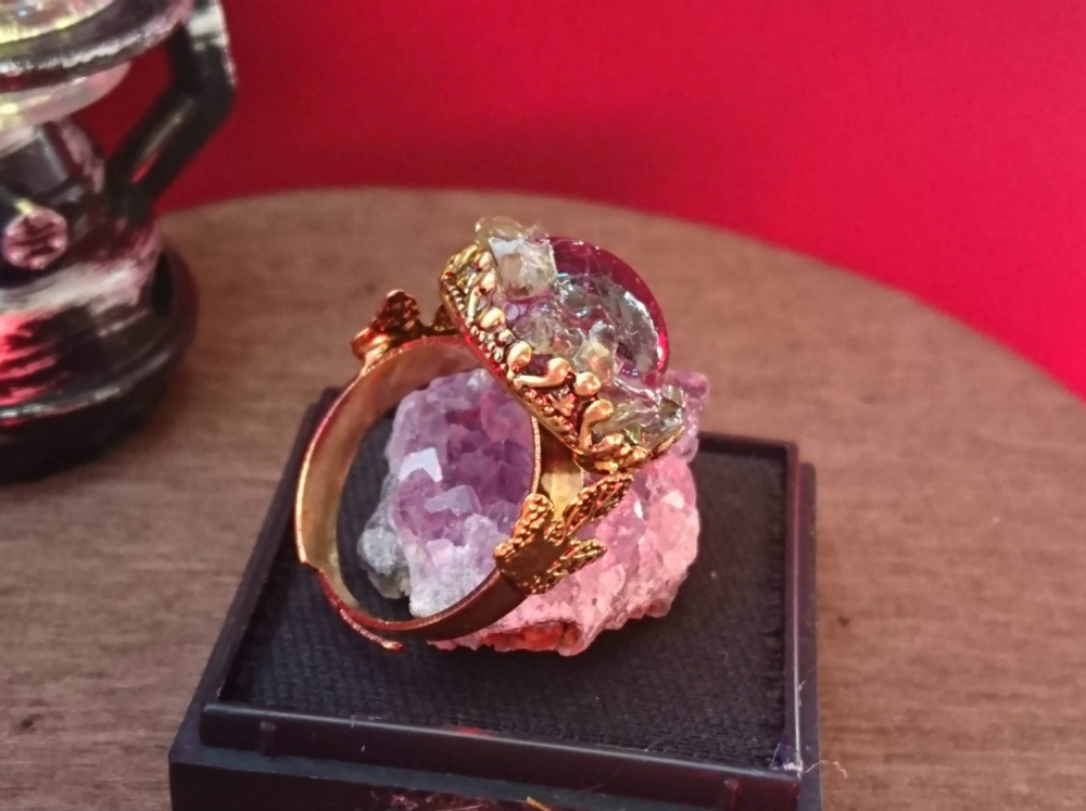 魔法陣を抱く赤い目リング