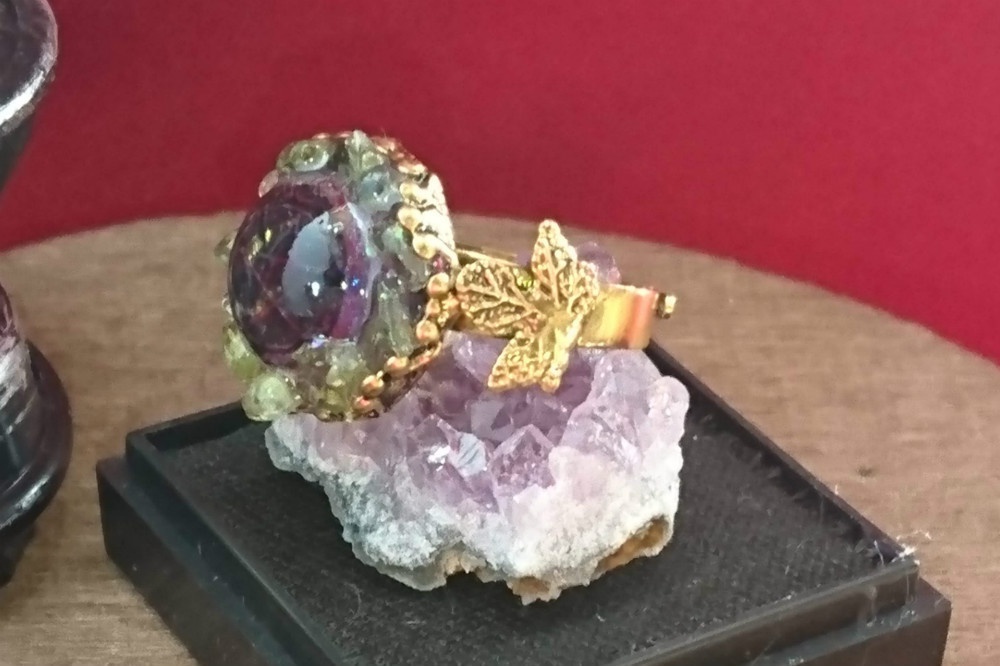 魔法陣を抱く赤い目リング