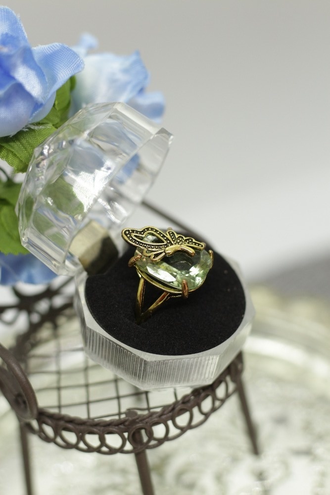 金色の蝶と緑水晶リング