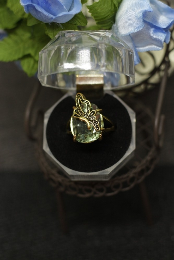 金色の蝶と緑水晶リング