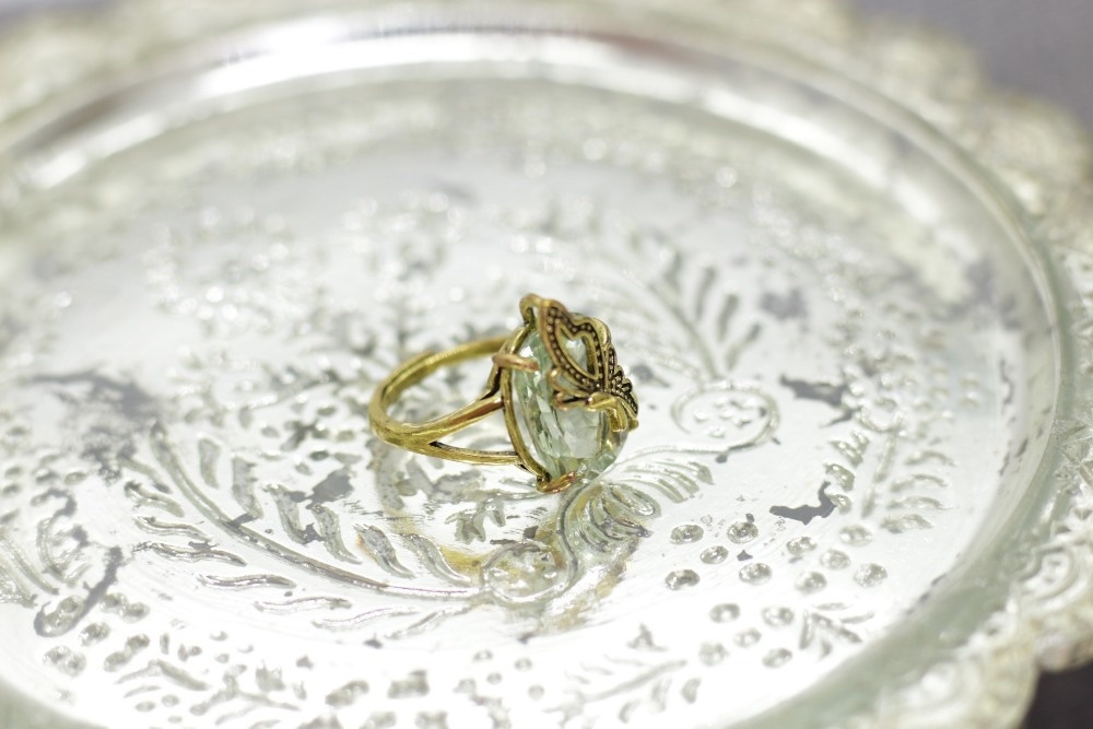 金色の蝶と緑水晶リング