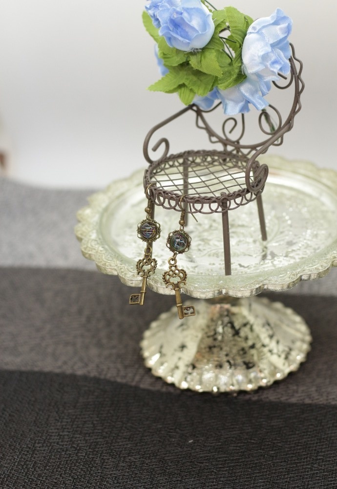 閃光と記憶を開く鍵のピアス