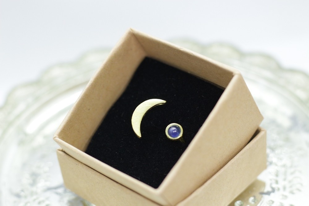 金色の月と宵闇サファイアのリング